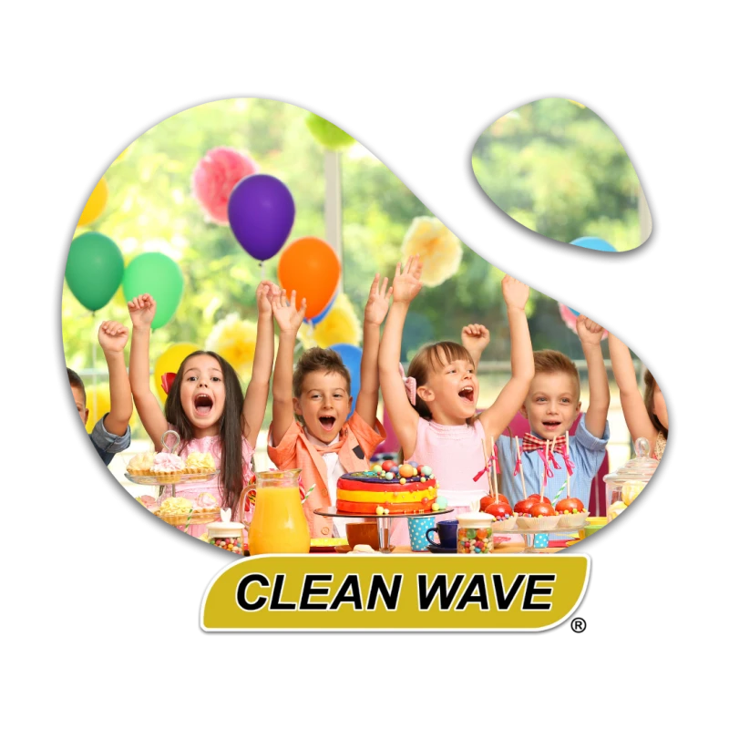 Crianças comemorando com bexigas e bolo em uma festa com produtos Clean Wave